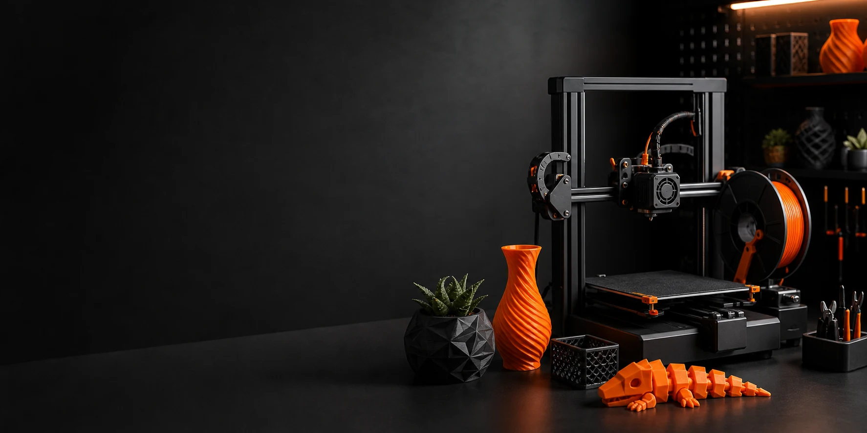 Máy in 3D và các sản phẩm 3D trong không gian làm việc màu đen cam